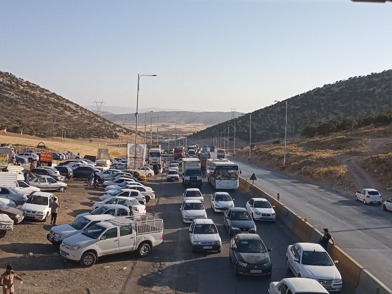 ترافیک سنگین و روان موج بازگشت زوار اربعین در محور اسلام‌آبادغرب به کرمانشاه