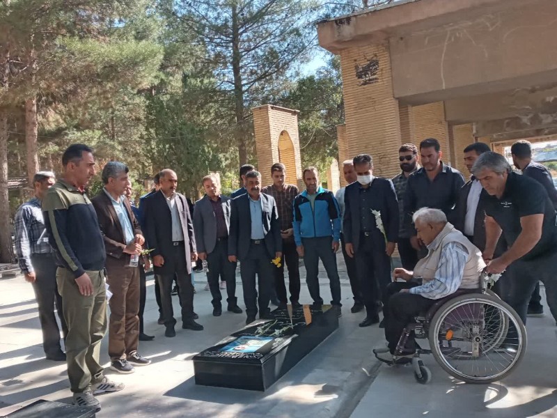 دیدار هیئت‌های ورزشی با امام جمعه و غبارروبی مزار شهدای اسلام آبادغرب