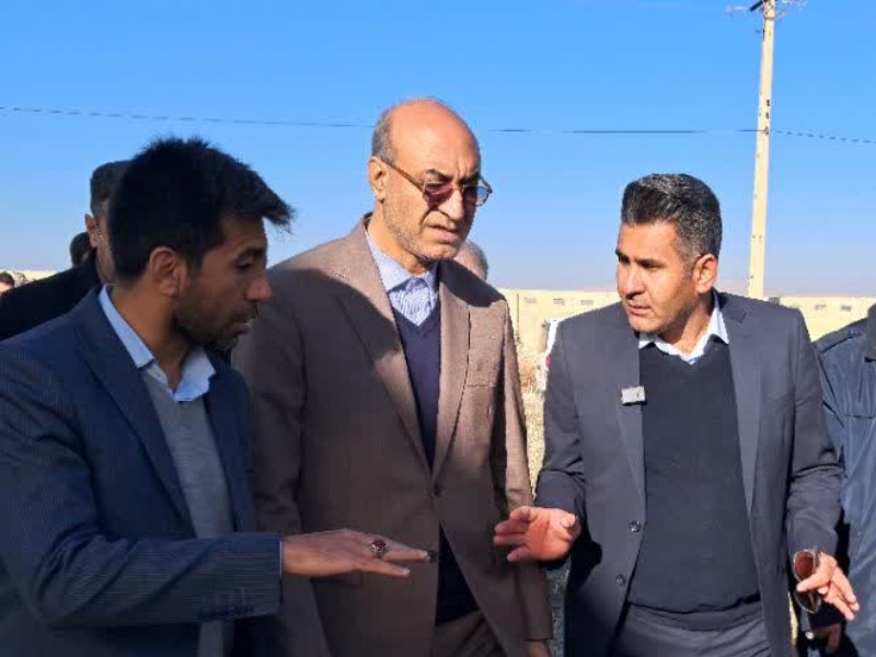 استاندار کرمانشاه و هیات همراه از بزرگترین گلخانه هیدروپونیک غرب کشور در اسلام‌آبادغرب بازدید کرد.