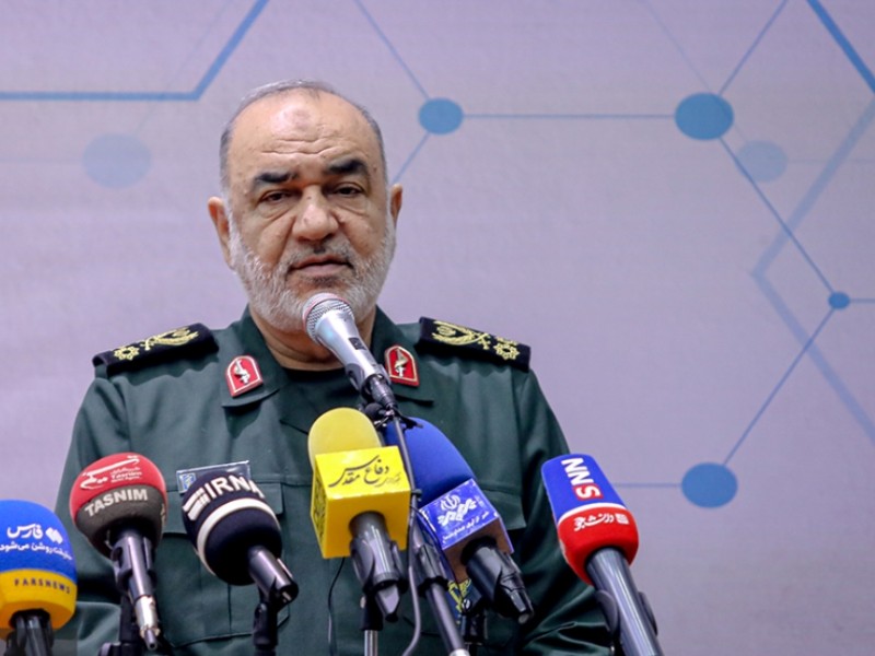 حاج قاسم را زنده‌تر در میان خود می‌بینیم