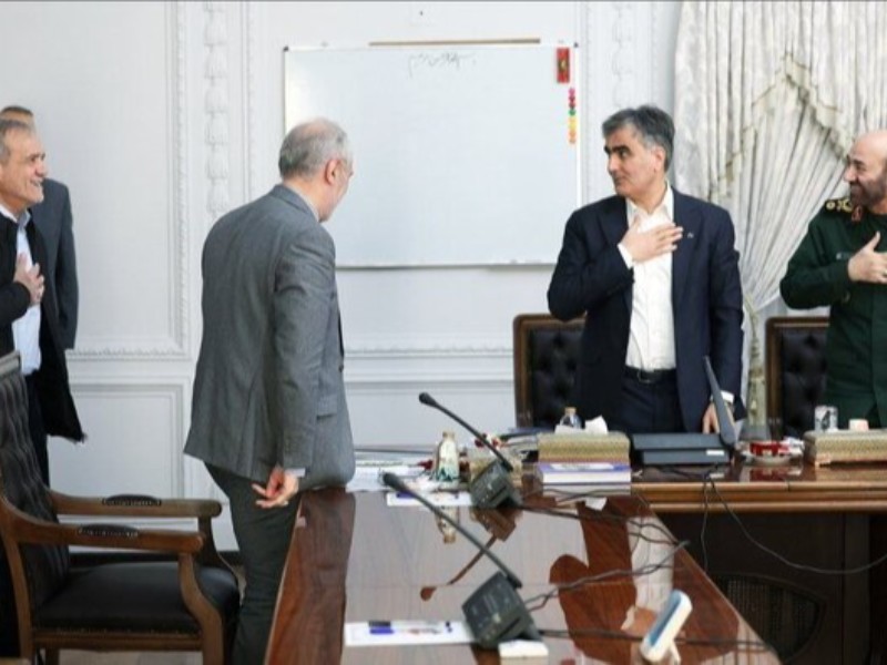 حضور پزشکیان در جلسه پیگیری احداث نیروگاه‌های برق خورشیدی
