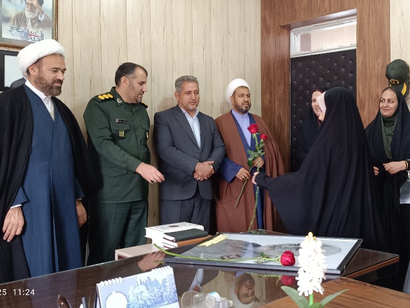 دیدار معاونت پرورشی اداره آموزش و پرورش  و مدیر مدرسه شاهد مطهره با فرمانده سپاه شهرستان اسلام‌آبادغرب به مناسبت ولادت حضرت امام حسین(ع)و روز پاسدار