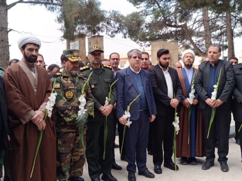 به مناسبت گرامیداشت دهه فجر، مزار شهدای شهرستان اسلام آباد غرب غبار روبی و عطر افشانی شد.