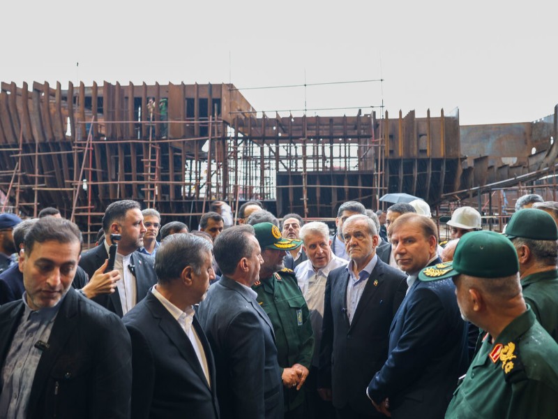 بازدید پزشکیان از صنایع کشتی‌سازی شهید محلاتی بوشهر
