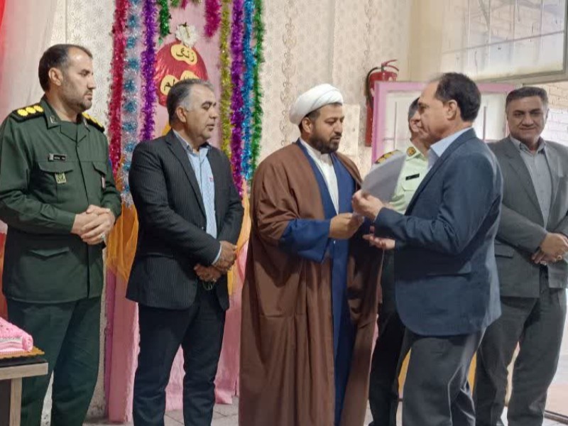 مراسم بزرگداشت مقام استادو روز معلم با حضور مسئولین در مدرسه دخترانه شهید مظفریان