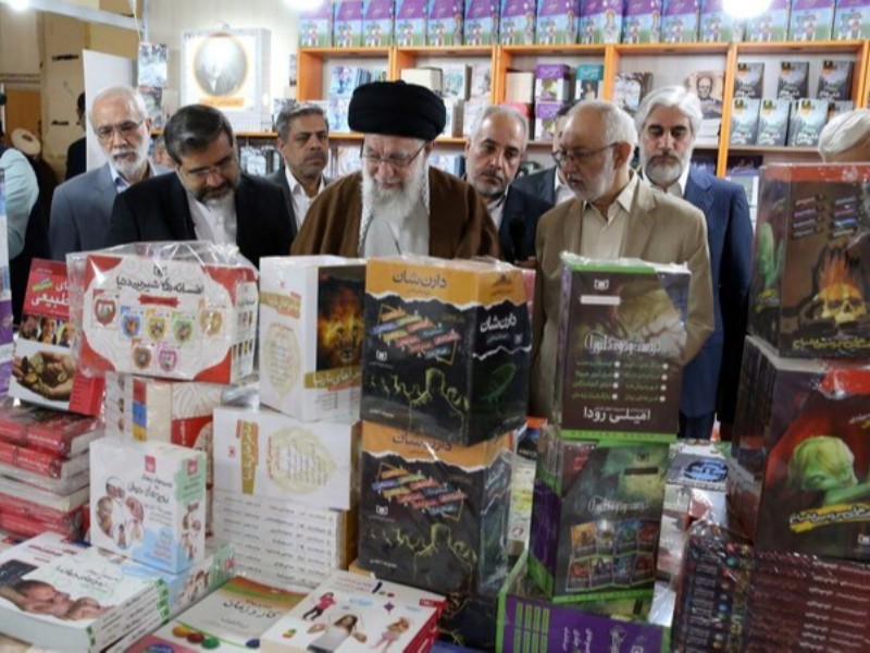 رهبر انقلاب از نمایشگاه کتاب بازدید کردند. رهبر انقلاب از نمایشگاه کتاب بازدید کردند.