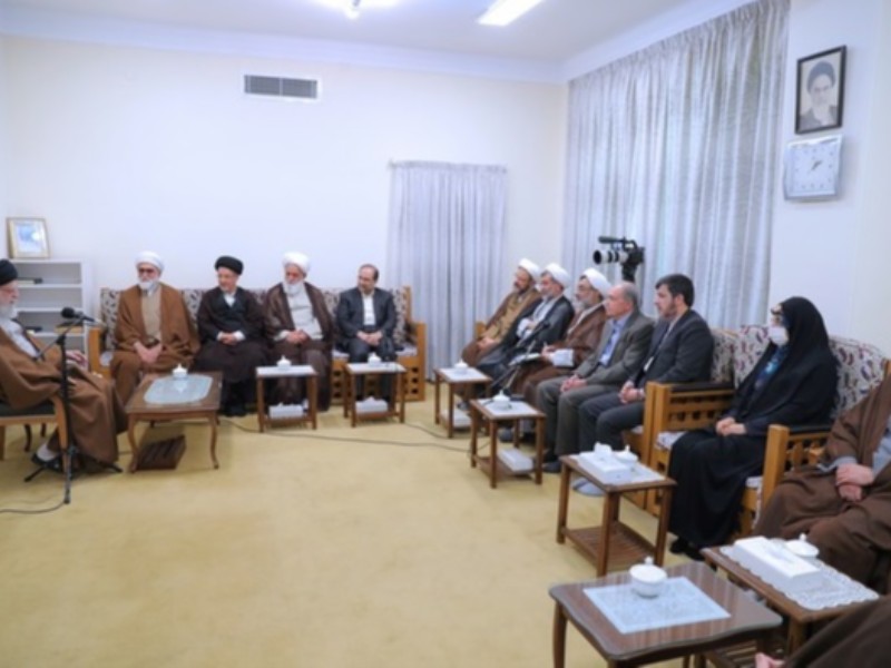 یکی از وظایف بزرگمان این است که ائمّهخودمان را به دنیا معرفی کنیم یکی از وظایف بزرگمان این است که ائمّهخودمان را به دنیا معرفی کنیم