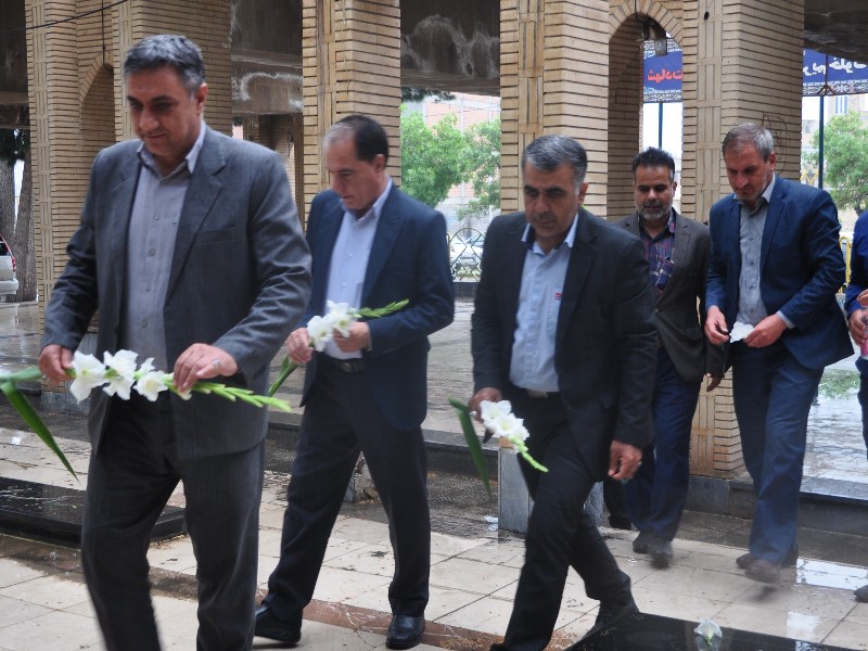 مزار شهدای اسلام‌آبادغرب غبارروبی وعطر افشانی شد