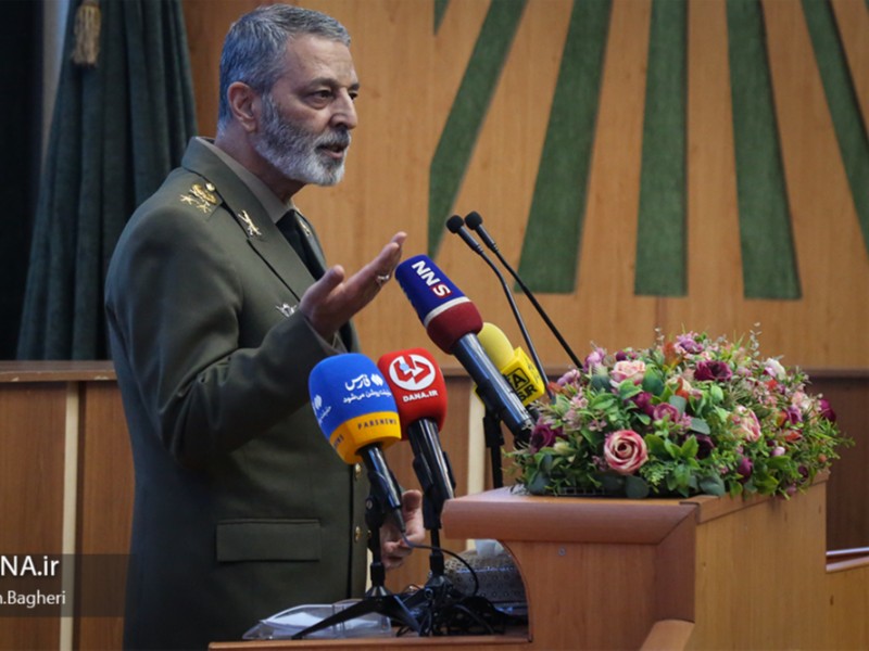 ملت بزرگ ایران زنده و ایستاده با قدرت به پیش می‌رود