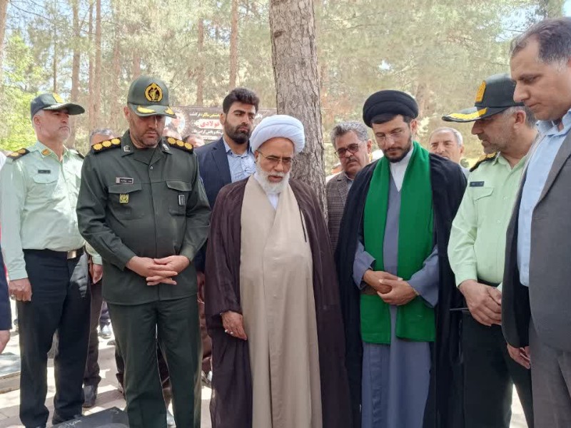 غبار روبی و عطر افشانی مزار شهدای اسلام‌آبادغرب