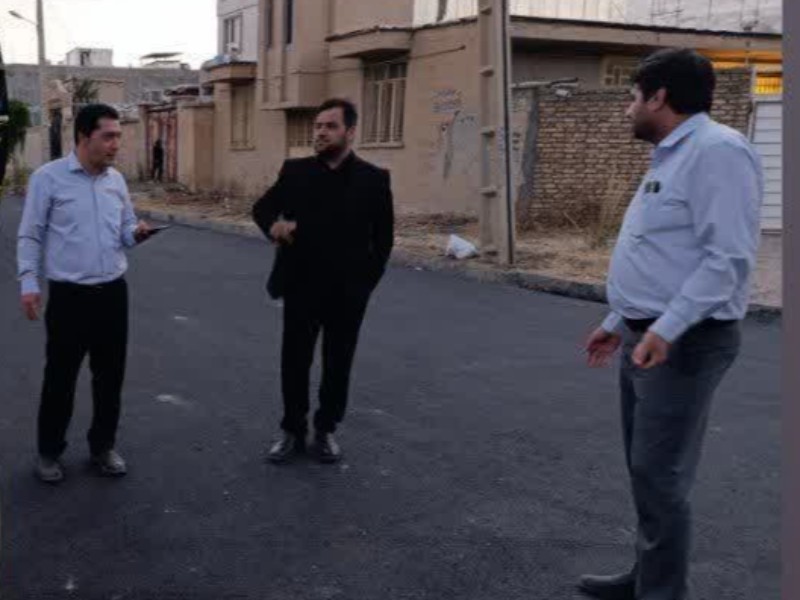 شهردار اسلام ابادغرب جهت بهسازی خیابانها و کوچه های سطح شهر اقدام به آسفالت و در نقاط مختلف شهر نمود