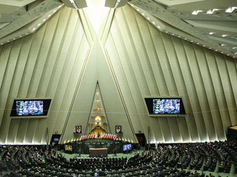 جلسه علنی مجلس برای ادامه بررسی صلاحیت وزرای پیشنهادی دولت در چهارمین روز آغاز شد. جلسه علنی مجلس برای ادامه بررسی صلاحیت وزرای پیشنهادی دولت در چهارمین روز آغاز شد.