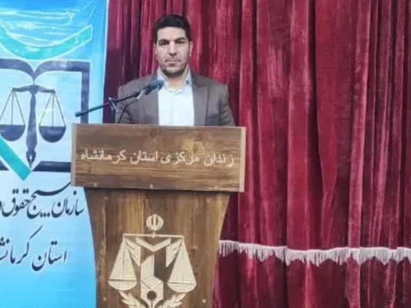 توزیع کتب حقوقی توسط بسیج حقوقدانان کرمانشاه