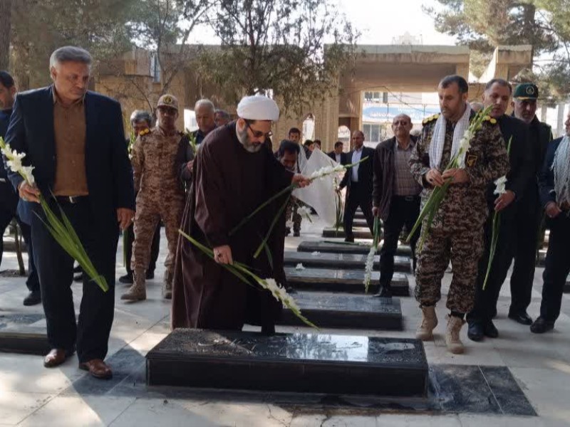 غبار روبی مزار شهدای شهرستان اسلام آبادغرب