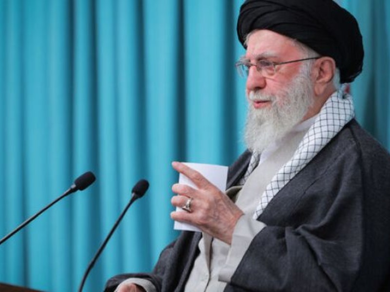 آیت‌الله‌ میلانی از انتساب به سیاست پرهیز می‌کرد