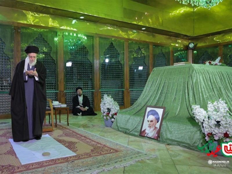 صبح امروز؛ حضور امام خامنه‌ای در مرقد بنیانگذار انقلاب اسلامی